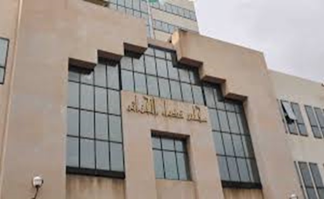 ايداع نصّاب ومتهمين آخرين الحبس المؤقت بتهمة تبييض الأموال وإنشاء شركات وهمية