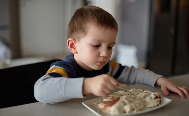 هل يمكن علاج الطفل المصاب بالتوحد عن طريق تنظيم نظامه الغذائي؟