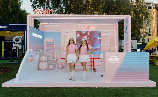 إيفيان تنعش أجواء بطولات سوق دبي الحرة للتنس…ترطيب طبيعي وفلسفة “عش شاباً”