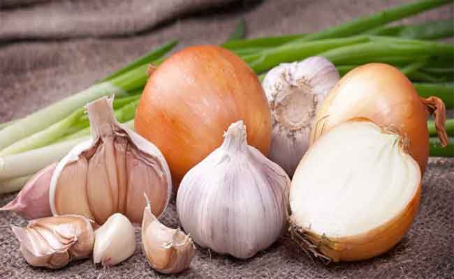 اكتشفي فوائد البصل والثوم كمضادات حيوية طبيعية