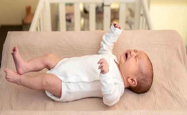 حركات غير متوقعة يفعلها مولودك: متى تكون طبيعية ومتى تصبح جرس إنذار؟