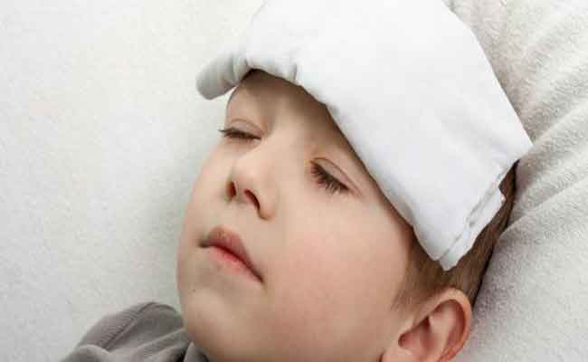 لماذا يجب عليك الحذر في حال ارتفاع درجة حرارة طفلك رغم برودة أطرافه؟