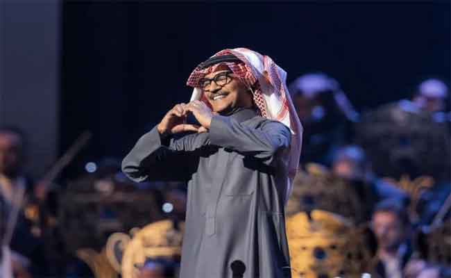 رابح صقر يطرب جمهور موسم الرياض ويقدم أغاني لأول مرة على المسرح