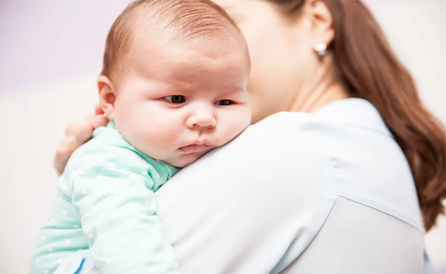 سخونة رأس الرضيع من الخلف أسباب ونصائح…