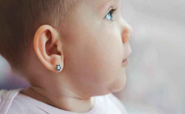 ما الوقت المناسب لثقب أذن الطفلة ونصائح لتجربة آمنة…