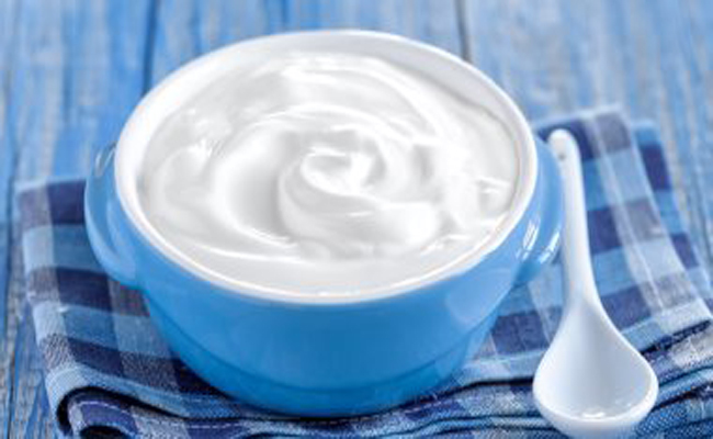 كيف تقدمين اللبن الزبادي والعسل كوصفة سحرية لزيادة وزن طفلك وتعزيز مناعته؟