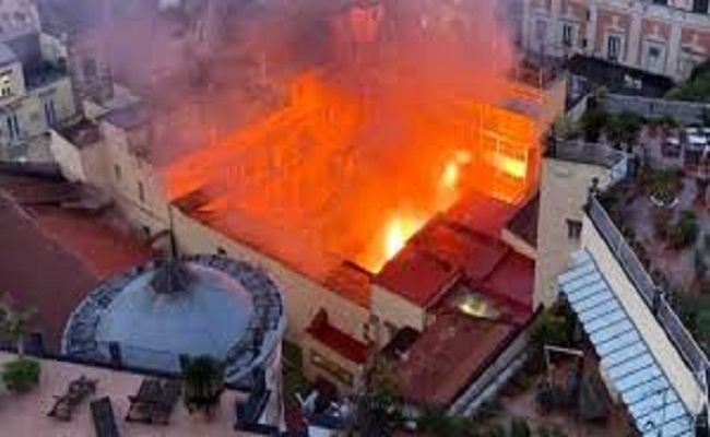 حريق ضخم يلتهم مسرحًا تاريخيًا في نابولي