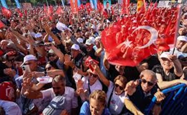 احتشد المتظاهرون في ميدان تاندوغان ضد أردوغان