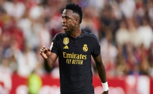 رصد إهانات عنصرية من جمهور بنفيكا ضد فينيسيوس