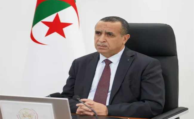 عجال يترأس اجتماعا لمتابعة سير قطاعه