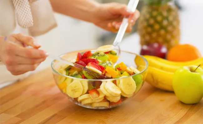 أفضل فواكه يُنصح بتناولها بين الإفطار والسحور مع اختصاصية تغذية