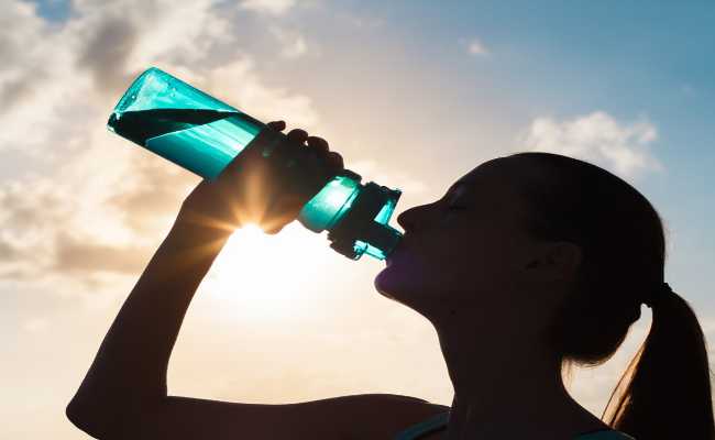كيف تحمين نفسكِ من الجفاف ونقص السوائل؟ اختصاصية تجيبكِ