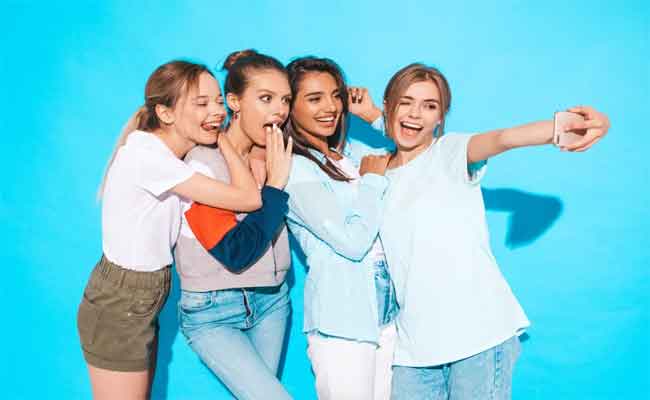 هل يقضي الذكاء الاصطناعي على صداقة المراهقين الحقيقية؟ إليك الإجابة