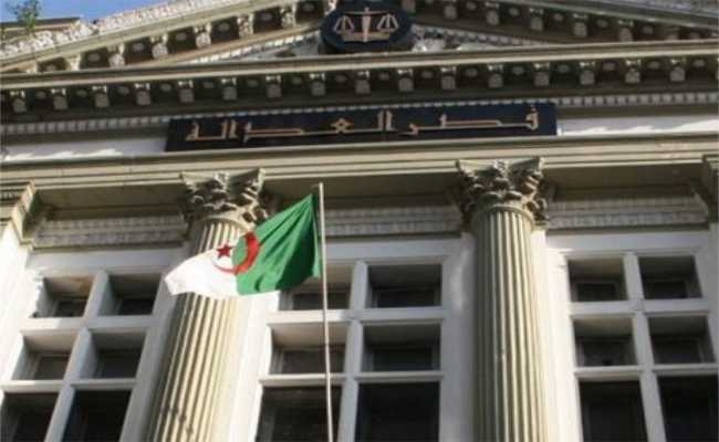 الإطاحة بعصابة إجرامية تحترف النصب على المواطنين باختراق بطاقاتهم الذهبية