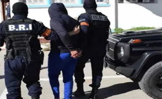 الإطاحة بخمسيني يحترف النصب محل 8 أوامر بالقبض بوهران