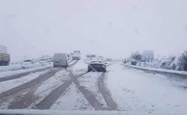 إخراج سيارة تقل 4 أفراد من عائلة حاصرتهم الثلوج بالطارف