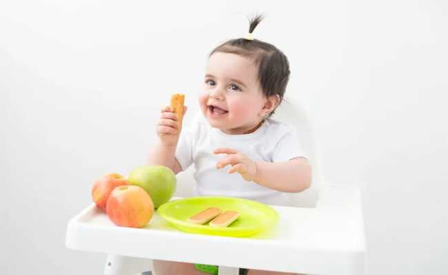 لماذا لا يفضل الانتظار لأيام بين تقديم صنف آخر من الطعام الخارجي للرضيع؟