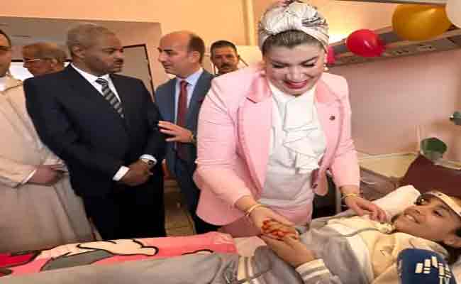 مولوجي تؤدي زيارةَ معايدة للأطفال بمستشفى عين تموشنت