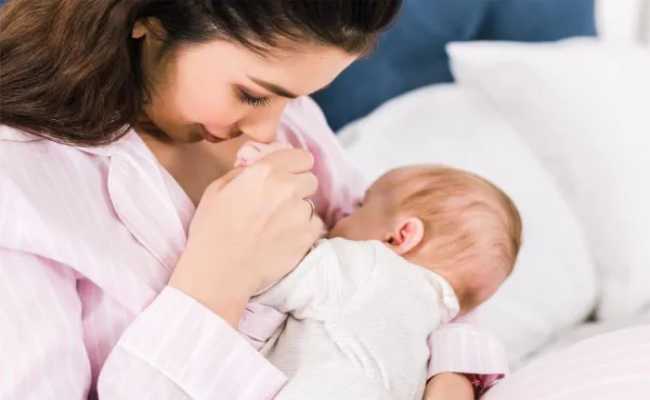 منذ الشهر الأول…إليكِ كيفية تحفيز حواس طفلكِ حديث الولادة