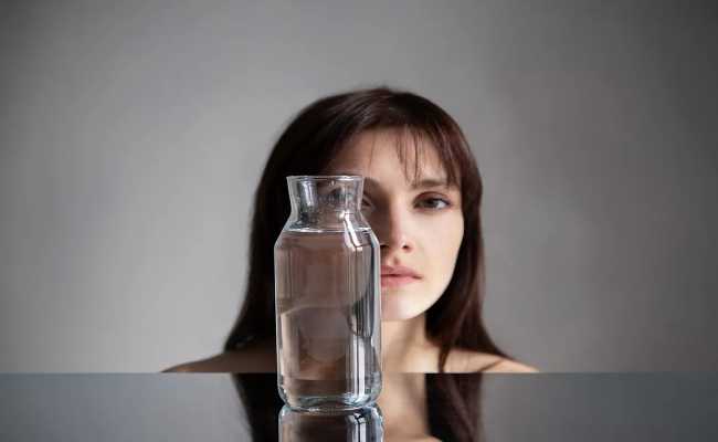 كيف تحمين نفسكِ من الجفاف ونقص السوائل؟ اختصاصية تجيبكِ