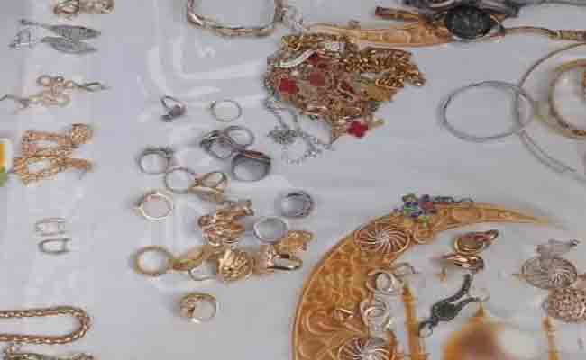 توقيف 4 لصوص يحترفون سرقة المنازل بتيارات