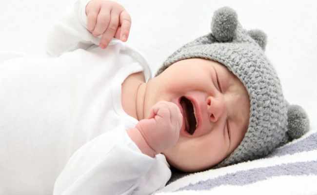 بين الطبيعي والمقلق…إليكِ متى يحتاج مغص رضيعكِ لاستشارة الطبيب؟