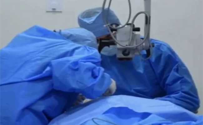 استفادة عمال التربية من إجراء العمليات الجراحية المستعصية للعيون مجانا