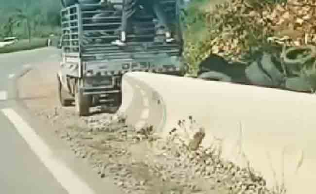 رمي عجلات على حافة الطريق يجر سائق للتوقيف بالعاصمة