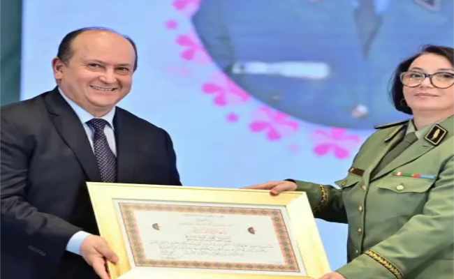 إشراف غريب على تكريم عدد من النساء المتميزات بصفته ممثلا لتبون