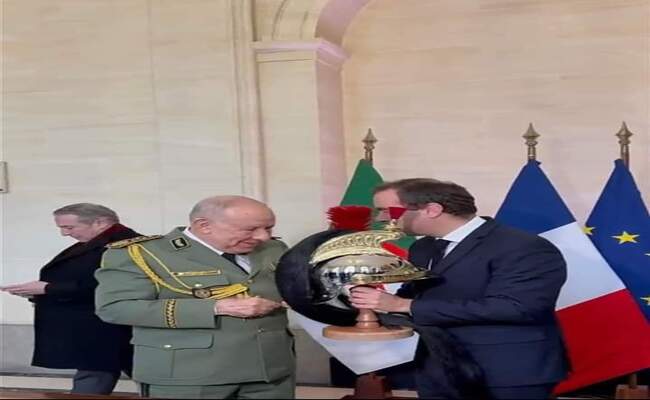 جنرالات الشر كلاب فرنسا البدأ بالنباح والعويل والانتهاء بالانبطاح امام السيد الفرنسي كالعادة…