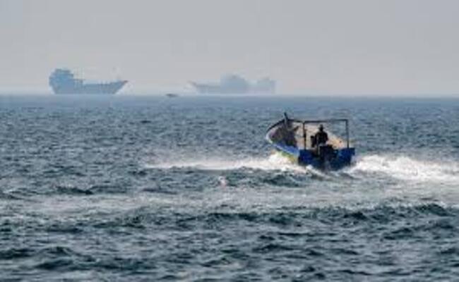 إيران تهدد بـ”تدمير” أي قطعة بحرية أمريكية تقترب من مضيق هرمز