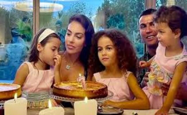 مهاجم يوفنتوس ينتقل إلى فيلا كريستيانو رونالدو