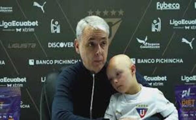 في لفتة إنسانية…مدرب يصطحب ابنه المصاب بمتلازمة داون لمؤتمر صحفي