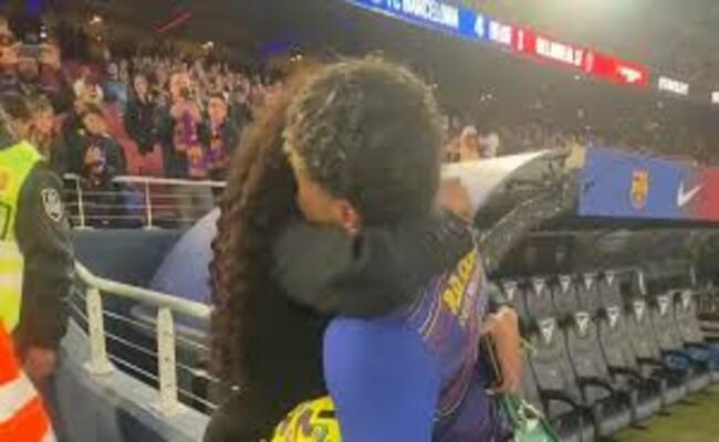 عانقته بشدة…والدة لامين يامال تحتفل بأول هاتريك في مسيرته