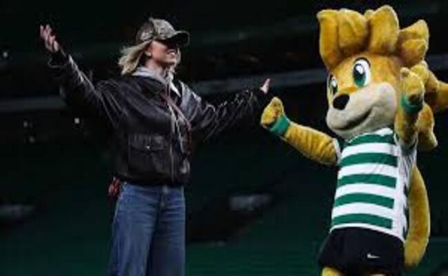 سيدني سويني تلفت الأنظار بمهاراتها الكروية في ملعب سبورتينغ لشبونة