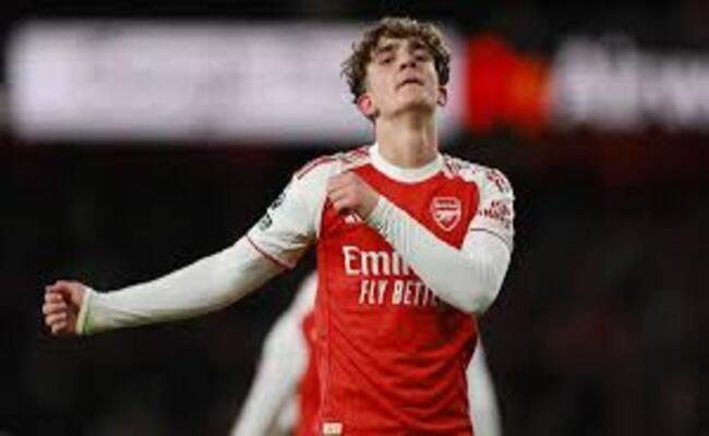 دعوه يستمتع بإنجازه…أسطورة مانشستر يونايتد يشيد بنجم آرسنال ماكس داومان