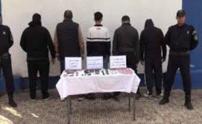 أمن السحاولة يوقف شخصين إعتديا على مواطن بسلاح للسطو على مركبته