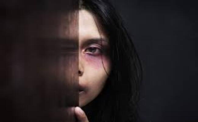 كهل يطرد زوجته في شهر رمضان ويضربها ضربا مبرحا أمام بناته