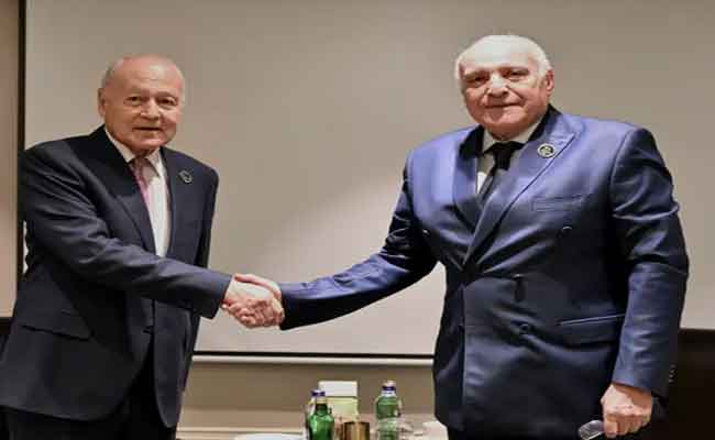 عطاف يتحادث مع الأمين العام لجامعة الدول العربية