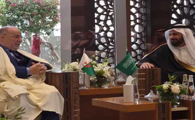 بلمهدي يتباحث مع وزير الحج والعمرة السعودي