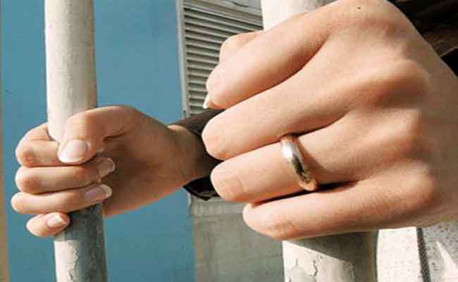 منشورات على الفايسبوك تقذف وزيرة سابقة تورط امرأة في  أشهر 3 حبسا نافذا