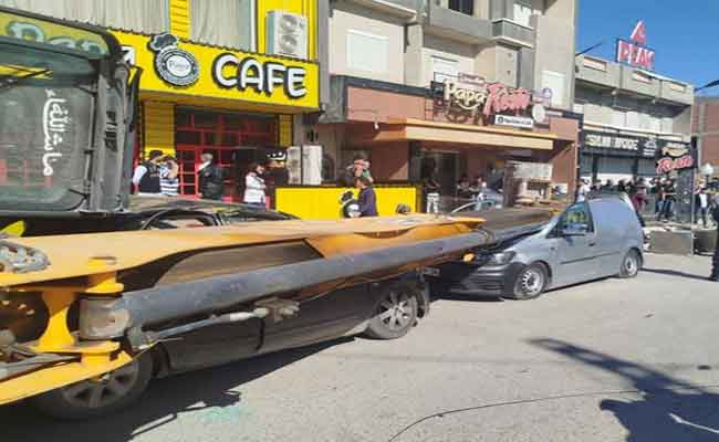 انقلاب رافعة على سيارتين يخلف قتيلين و5 جرحى بأم البواقي