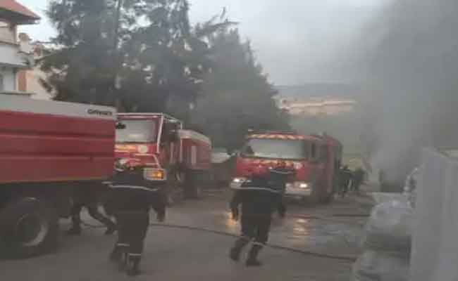 نشوب حريق بمخزن مصنع لإنتاج العشب الاصطناعي ببومرداس