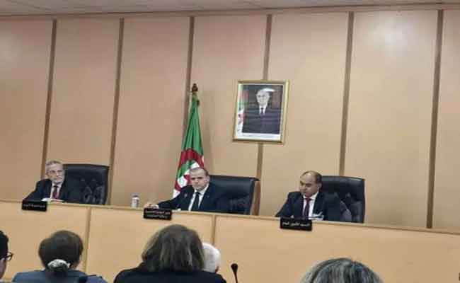 رزيق يجتمع مع ممثلي البنوك وشركات الإيجار المالي