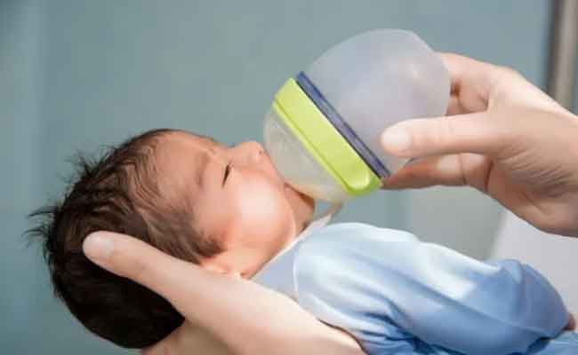 تسمم الماء عند الأطفال الرضع ومتى تلجأ الأم للطبيب؟