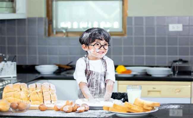 7 تصرفات يقوم بها طفلك بدافع الفطرة ويجب ألا تمنعيه عنها