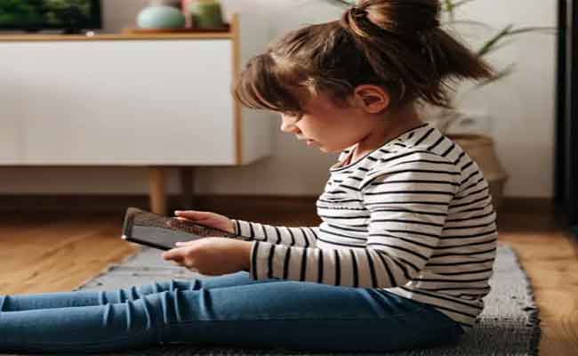 كيف نحقق التوازن بين وسائل التواصل الاجتماعي ونمو عقول الأطفال؟