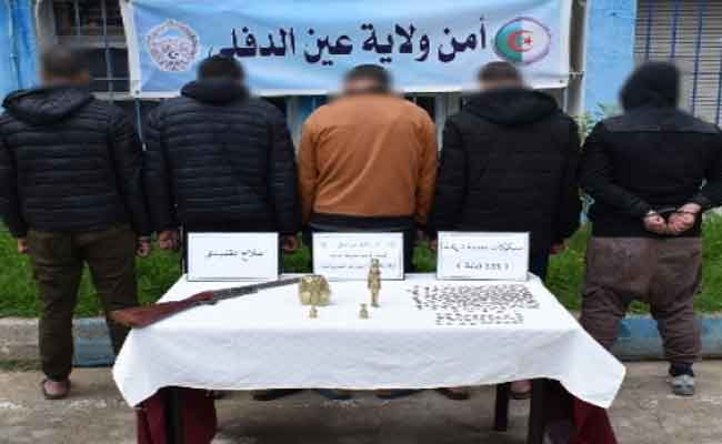 توقيف 5 أشخاص متلبسين بقطع نقدية أثرية وسلاح ناري بعين الدفلى