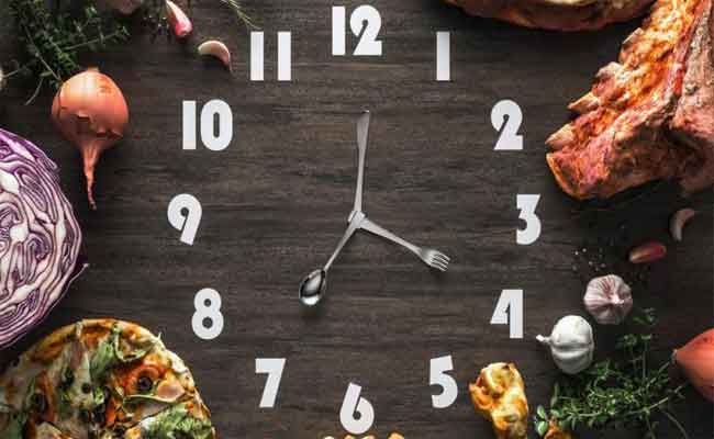 كيف يؤثر توقيت الأكل على الوزن وحرق الدهون؟