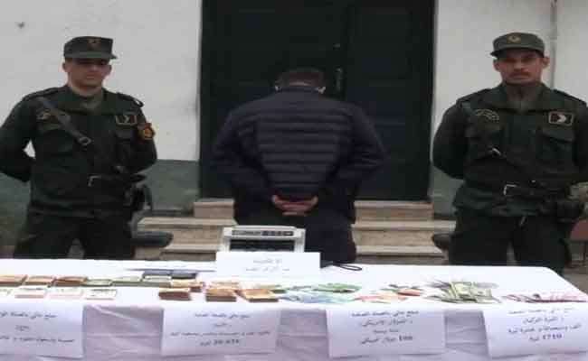 توقيف شخص متلبس بمبالغ معتبرة من العملة الصعبة بقسنطينة